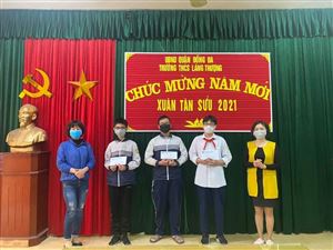 Nhà trường tặng thưởng 3 bạn học sinh giỏi Thành phố